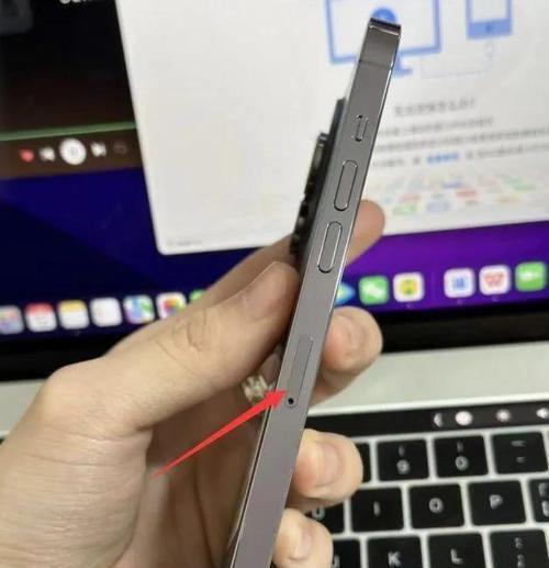 如何取消iPhone小锁图标？（使用简单方法轻松解锁你的iPhone）