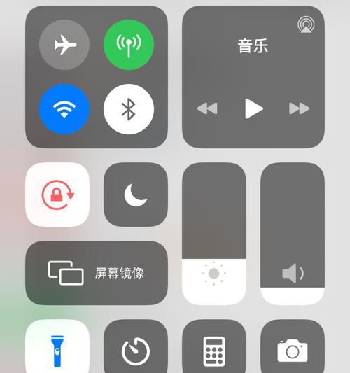 如何快速打开iPhone手电筒（解锁灯光的便捷方法）