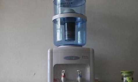 饮水机漏水的修理方法（教你简单解决家用饮水机漏水问题）