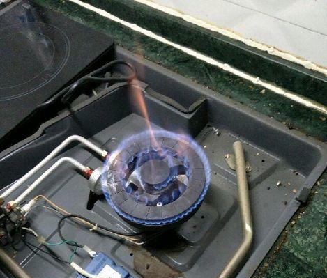 安全使用燃气灶的正确方法（点燃燃气灶的步骤与注意事项）