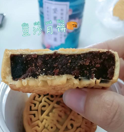 制作软糯美味的豆沙月饼的秘密（探寻制作豆沙月饼的技巧和窍门）